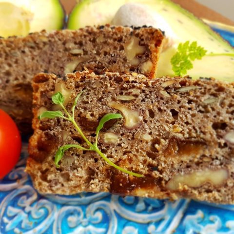 Chleb na żytnim zakwasie ze śliwkami i orzechami wloskimi,  fot. Beata Pawlikowska