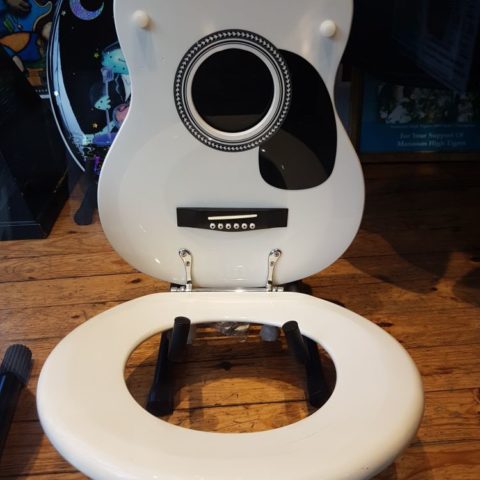 Deska sedesowa w kształcie gitary, Memphis, fot. Beata Pawlikowska