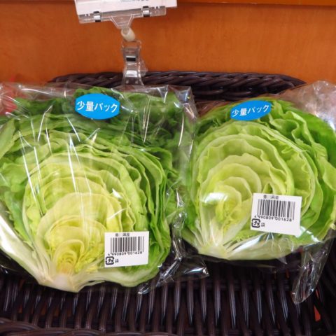 W sklepie można kupić pół główki sałaty, fot. Beata Pawlikowska