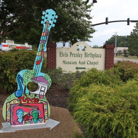 Gitara przed wejściem do domu Elvisa Presleya, Tupelo, fot. Beata Pawlikowska
