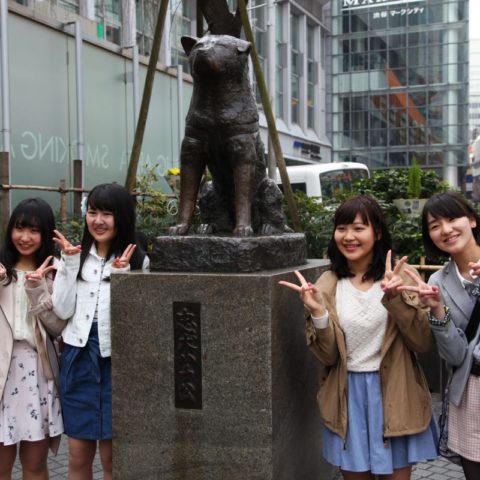 Z pomnikiem psa Hachiko, fot. Beata Pawlikowska