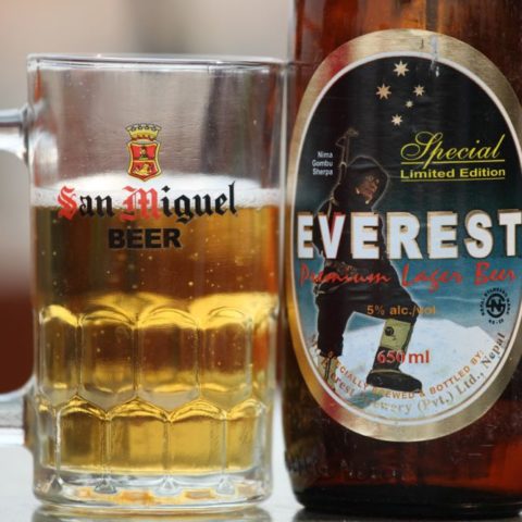 Nepalskie piwo z wizerunkiem Szerpy Nima Gombu, który wszedł na szczyt Mt. Everestu 16 razy., fot. Beata Pawlikowska
