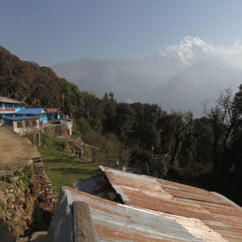 Podczas wędrówki w okolicach Annapurny w Nepalu.W oddali widać Annapurnę, fot. Beata Pawlikowska