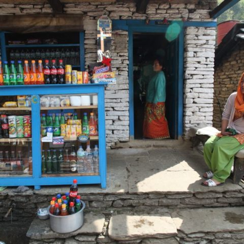 Sklepik przy drodze w Himalajach, fot. Beata Pawlikowska