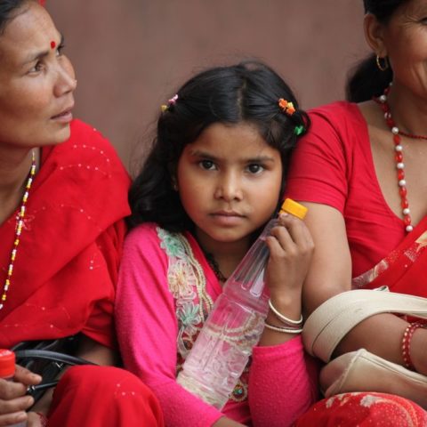 Nepalskie kobiety w tradycyjnym świątecznym czerwonym sari fot. Beata Pawlikowska