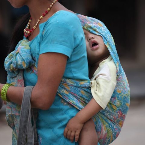 Dzieci noszone w chuście blisko ciała są zwykle bardzo spokojne fot. Beata Pawlikowska