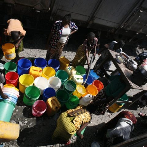 Kobiety przychodzą do pociągu po wodę, Tanzania, fot. Beata Pawlikowska