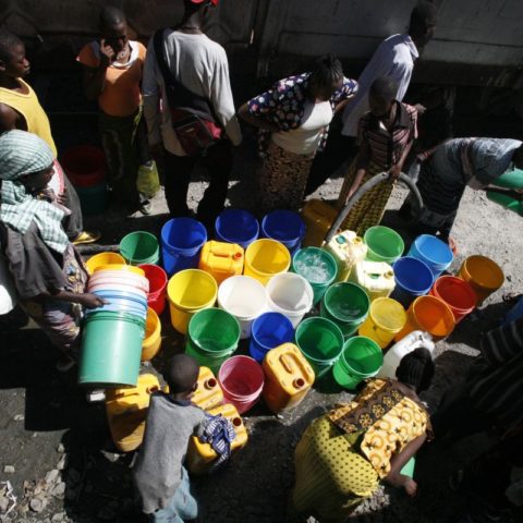 Kobiety przychodzą do pociągu po wodę, Tanzania, fot. Beata Pawlikowska