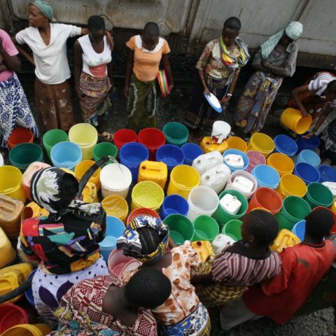 Kobiety przychodzą do pociągu po wodę, Tanzania, fot. Beata Pawlikowska