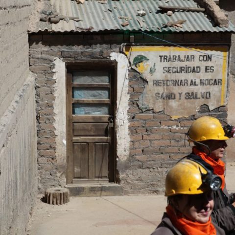 Obłupany napis na ścianie przypomina o zasadach BHP, fot. Beata Pawlikowska