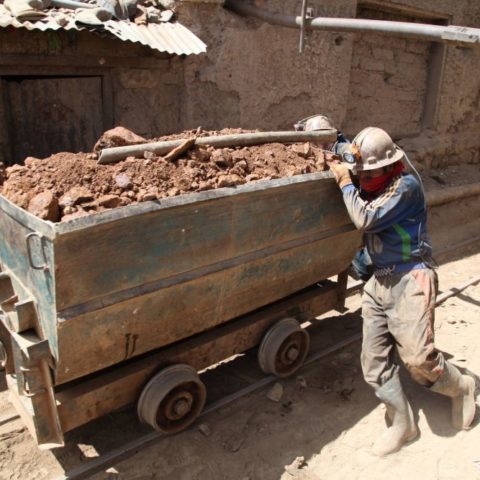 Wózki wyładowane skalnymi odłamkami pcha się ręcznie, fot. Beata Pawlikowska