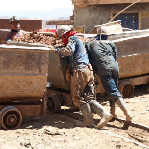 Wózki wyładowane skalnymi odłamkami pcha się ręcznie, fot. Beata Pawlikowska