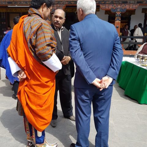 Oficjalny strój ministra w Bhutanie (po lewej), fot. Beata Pawlikowska