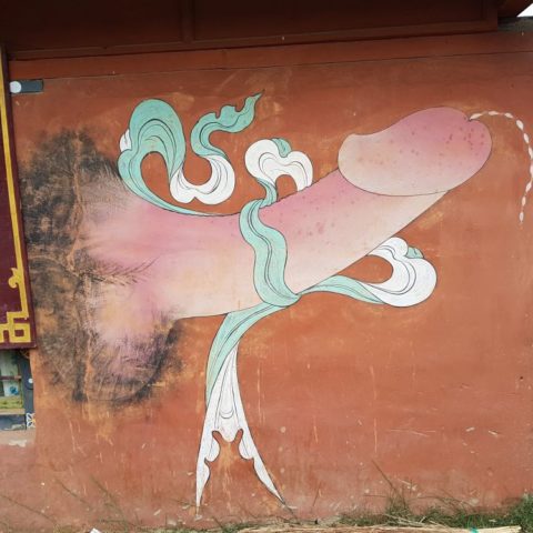 Na ścianach maluje się symbole pomyślności i ochrony przed plotkami, fot. Beata Pawlikowska