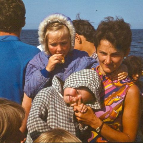 Z mamą i siostrą na statku na jeziorze Jamno, fot. Adam Pawlikowski