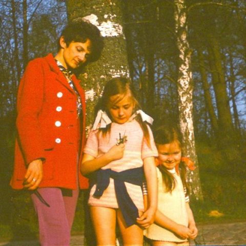 Z mamą i siostrą w lesie na Górze Chełmskiej w Koszalinie, fot. Adam Pawlikowski