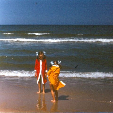 Z siostrą nad morzem, fot. Adam Pawlikowski