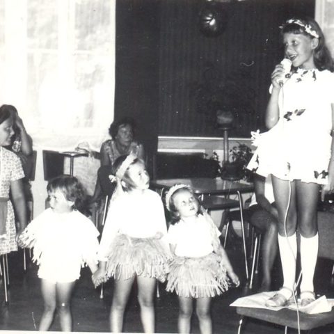 Z moją młodszą siostrą zagapione w wokalistkę