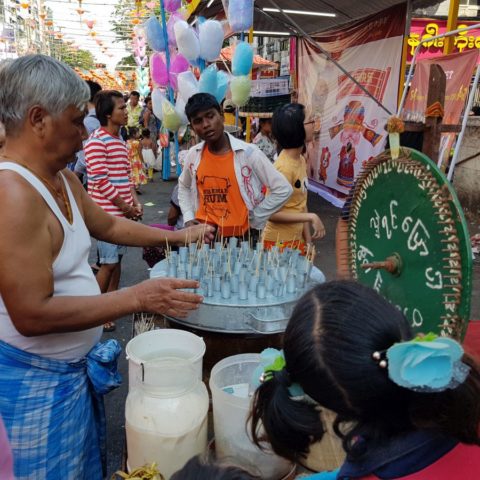 Sprzedawca cudów w Rangunie, fot. Beata Pawlikowska