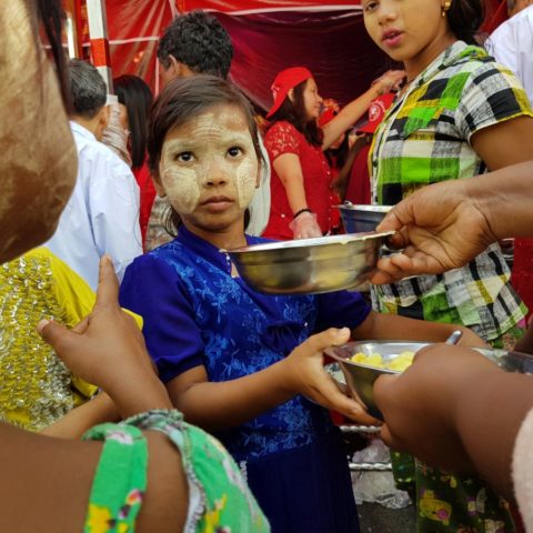 Tradycyjny birmański makijaż upiększający skórę, fot. Beata Pawlikowska