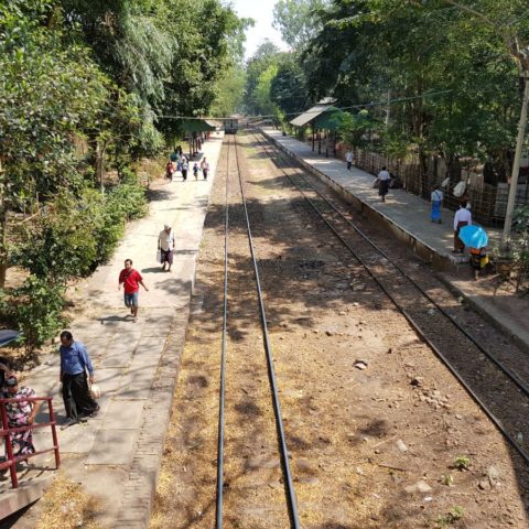 W oczekiwaniu na pociąg w Rangunie, fot. Beata Pawlikowska