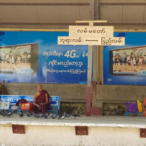 W oczekiwaniu na pociąg w Rangunie, fot. Beata Pawlikowska