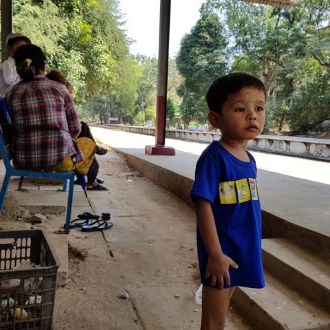 W oczekiwaniu na pociąg w Rangunie, fot. Beata Pawlikowska