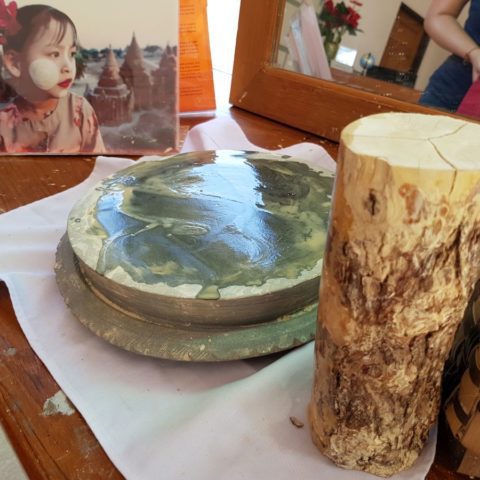 Pasta thanaka uzywana do robienia tradycyjnego makijażu, fot. Beata Pawlikowska