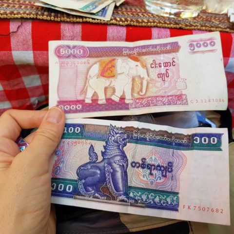 Birmańskie banknoty,  fot. Beata Pawlikowska