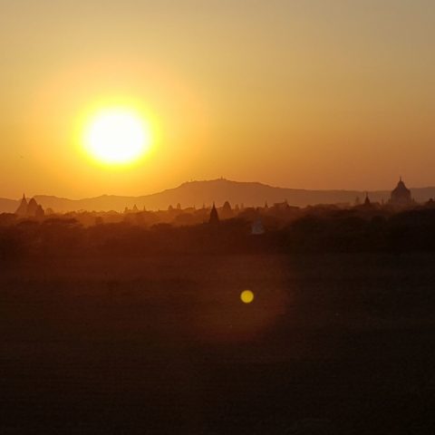 Zachód slońca nad równoną Bagan,  fot. Beata Pawlikowska