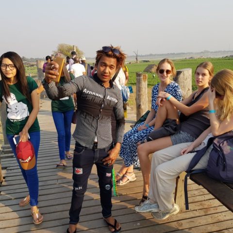 Tubylec robi sobie selfie z blondynkami,  fot. Beata Pawlikowska