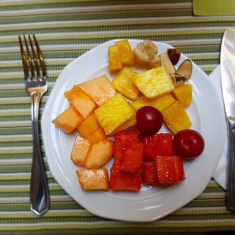 Melon, ananas, arbuz, śliwki i orzechy brazylijskie, śniadanie w Bogocie, Kolumbia