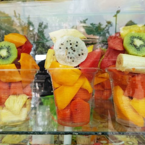 Gotowe do zjedzenia porcje tropikalnych owoców sprzedawane na ulicy w Bogocie, stolicy Kolumbii