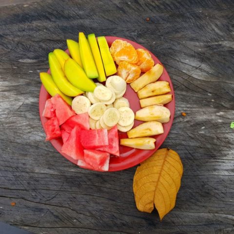 Listopadowe przysmaki w brazylijskiej wiosce: mango, mandarynki, jabłka, arbuz i cudowne tropikalne banany.