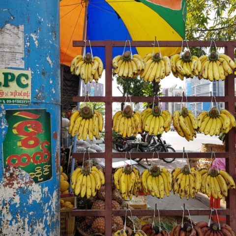 Banany na ulicznym stoisku w Birmie
