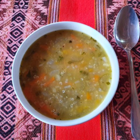 Zupa z kaszy quinoa – pożywna i pyszna. Fot. Beata Pawlikowska