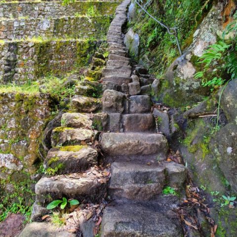 Schodki zbudowane przez Inków, prowadzące na szczyt Huayna Picchu ponad miastem Machu Picchu. Fot. Beata Pawlikowska