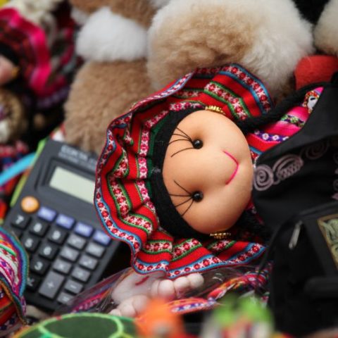 Miękkie, szmaciane lalki w kolorowych sukienkach można znaleźć na prawie wszystkich stoiskach z pamiątkami. Fot. Beata Pawlikowska