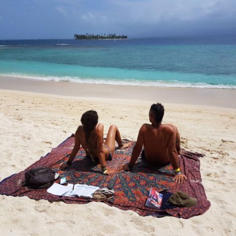 Nowożeńcy podczas podróży poślubnej na wyspach San Blas, Panama