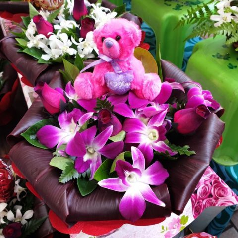 Walentynkowe prezenty na targowisku w Papetee, Tahiti, Polinezja Francuska.