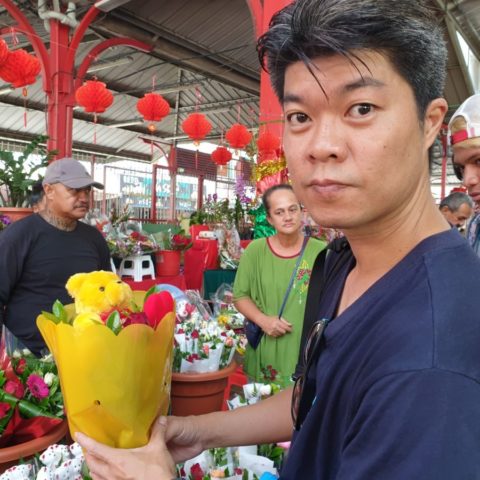 Kupowanie walentynkowego prezentu na targowisku w Papetee, Tahiti.