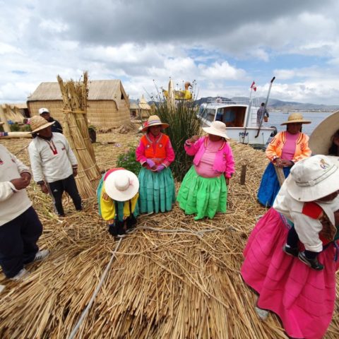 Szczęśliwa rodzina Indian Uros na jeziorze Titicaca, Peru.