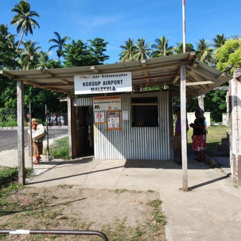 Budynek lotniska na wyspie Malekula.