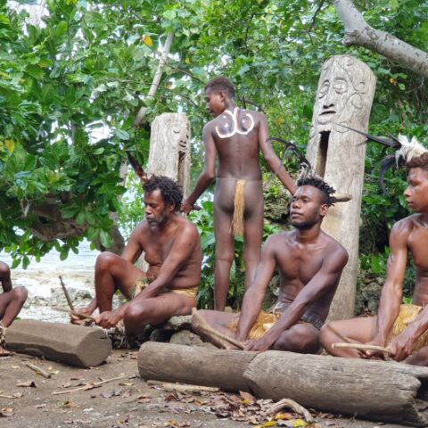 Przygotowania do gry na tradycyjnych instrumentach.