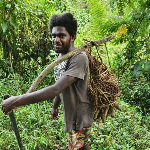 Tubylec spotkany w dżungli z ładunkiem roślin, z których robi się rytualny napój kava.