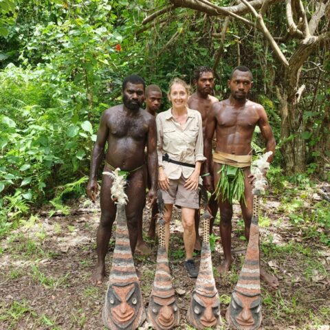 W wiosce ludzie z plemienia Small Nambas.