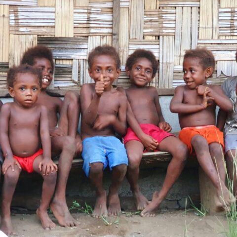 Vanuackie dzieci w jednej z osad w dżungli.