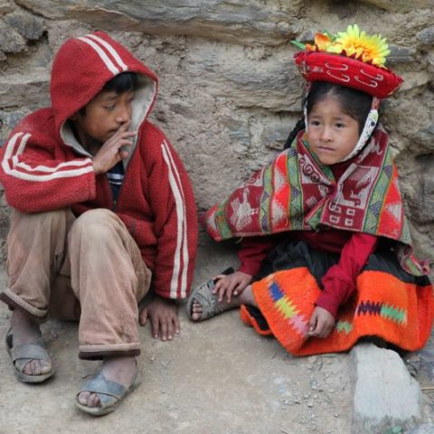 Pierwsza przyjaźń na ulicach dawnego inkaskiego miasta Cuzco w Peru