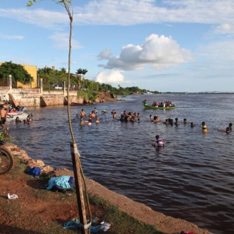 W niedzielę po południu prawie wszyscy mieszkańcy miasta spotkali się nad rzeką, żeby odpocząć.