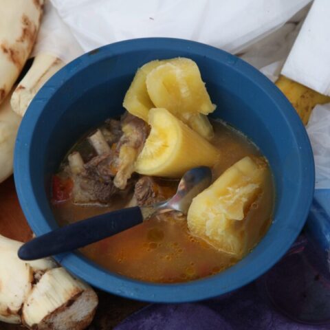 Miejscowy obiad – zupa z mięsem i maniokiem.